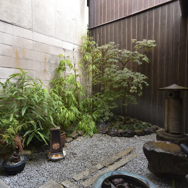 The restaurant's courtyard is a charming space with a Japanese theme.It is a special space that can be enjoyed visually as well.