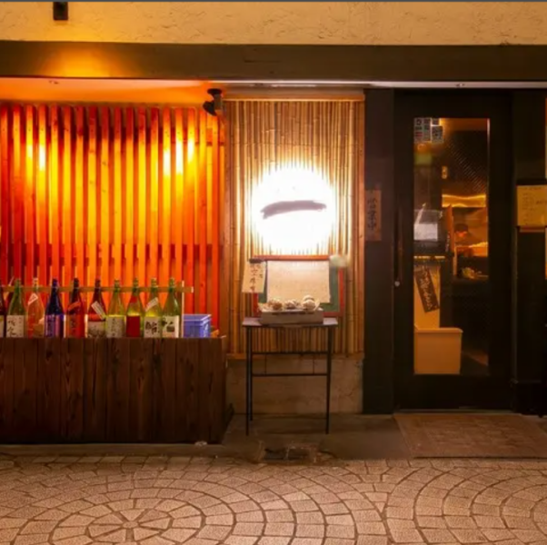 【駅チカ！】伊丹駅から徒歩5分にある当店。焼かれた状態で提供するのではなく、目の前で焼き上げる浜焼きスタイルで海鮮を食べられるお店として、お客様から愛されてきました。普通の居酒屋とは一味違った料理を、リーズナブルな価格で提供いたします。ぜひ一度、ご来店ください！