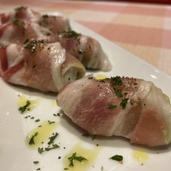 生ベーコンとアボカドのまきまきカルパッチョ