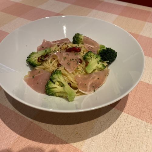 生ハムとブロッコリーのペペロンチーノ