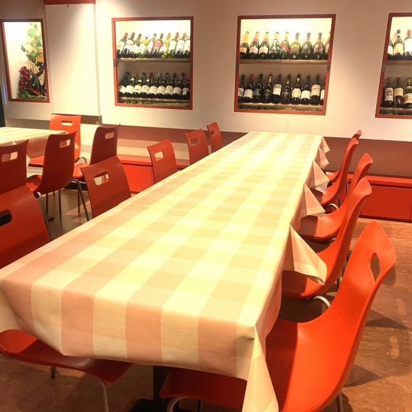【落ち着いた空間で食事をワインを楽しむ】店内はシンプルな落ち着きのある空間。通の大人たちも舌鼓を打つ料理の数々と、世界各国から厳選した50種類以上のワインをお楽しみいただけます。普段のお食事から、デートや記念日など、幅広いシーンで活躍すること間違いなし♪。ぜひお早めのご予約の上、お越しください♪