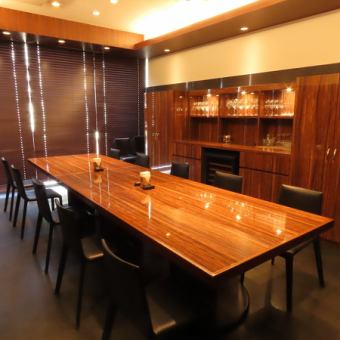 プライベートな空間でのお食事に最適な個室をご用意しております。16名様までご利用いただけますので、接待や会食、ご家族での大切なお祝い事など、特別なシーンにもおすすめです。周囲を気にすることなく、落ち着いた雰囲気の中で会話と料理をお楽しみいただけます。