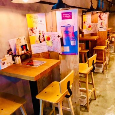■□■ High table ideal for dates and social gatherings with friends!■□■ High table seats available with 4 seats x 2 tables and 2 seats x 1 table are open seats with an open kitchen view♪ Please enjoy meat dishes at a table seat with a feeling of ◎! *Partitioning is provided.