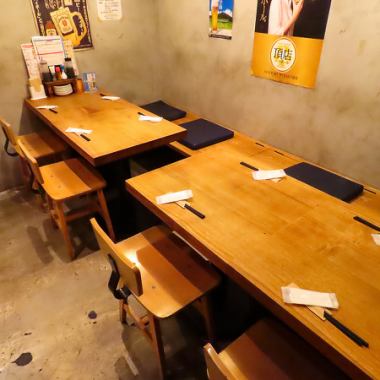 ■□■推荐用于女生聚会、团体约会、各种宴会的餐桌座位！■□■可容纳4人的餐桌座位×2张桌子，可组合用于宴会☆由于位于餐厅内部，您可以享受轻松活泼的时光☆对于少数人，我们推荐菜肴种类丰富的无限畅饮套餐☆