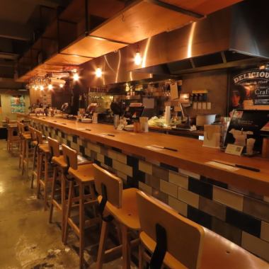 ■□■カウンターが自慢の肉バル!■□ ■ 肉バルの人気店で修行を積んだシェフが手がける旨みたっぷりの肉料理。カウンターでは調理風景もお楽しみいただけます。料理にはA5黒毛和牛を贅沢に使用。お手頃価格で本格ステーキやハンバーグをお楽しみください。デートや女子会にもオススメです!
