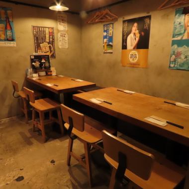 ■□■女子会・合コン・各種宴会にオススメのテーブル席！■□■4名×2卓でご用意しているテーブル席は、結合可能で宴会も可能です☆店内の奥にございますので、プライベート感ある空間で気楽にワイワイ楽しめます☆小団体様には飲み放題も楽しめてバラエティ豊かなコース料理がおすすめです♪