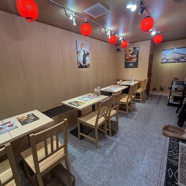 【和を感じる空間で楽しくお食事を!最大19名までの貸切もOK◎】店内は提灯のライトアップやダイナミックな侍の絵など、和を意識した空間づくりとなっております☆日本らしい文化を感じられる落ち着いた趣のある空間で快適にお食事をお楽しみください♪最大19名様まで貸切利用も可能です!