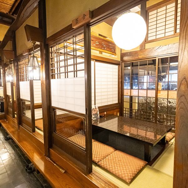 白川郷より移築した築三百年の趣ある店内。落ち着いた雰囲気の掘りごたつ席は、使いやすい少人数用の個室になっており、小さなお子様連れでも周りを気にせず安心して過ごせます。お席には呼び出しベルを設置しておりますので、ご注文の際もスタッフをスムーズにお呼びいただけます。