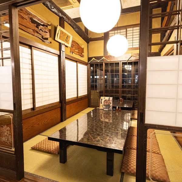 少人数でご利用いただけるお座敷の個室を数部屋ご用意しております。こちらは掘りごたつになっていない平らなお席のため、小さなお子様が隙間に落ちてしまう心配がございません。周りに気兼ねなく、ご家族皆様で安心してゆったりとお食事をお楽しみいただけます。