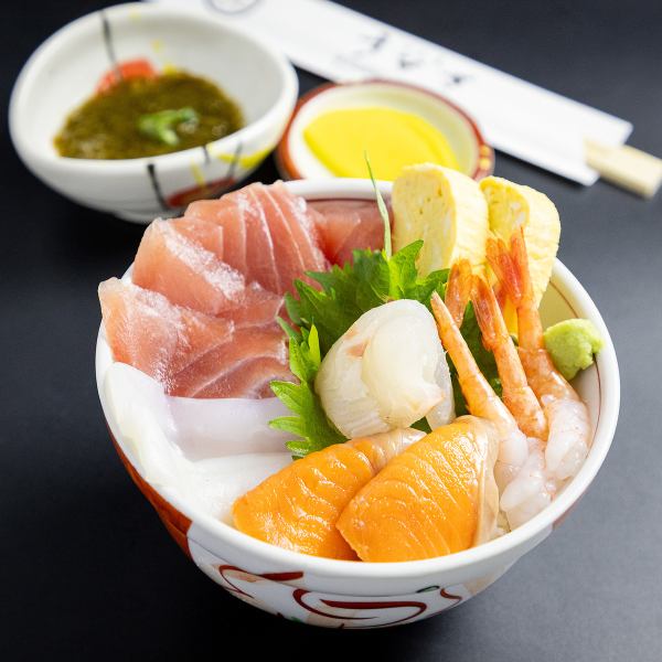 市場から仕入れた新鮮な魚を使用！「海鮮丼」「まぐろの刺身」