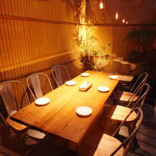 個室としても使えるテラス席。屋根付きでお天気の心配もありません。テラス個室は4～9名様までOK！