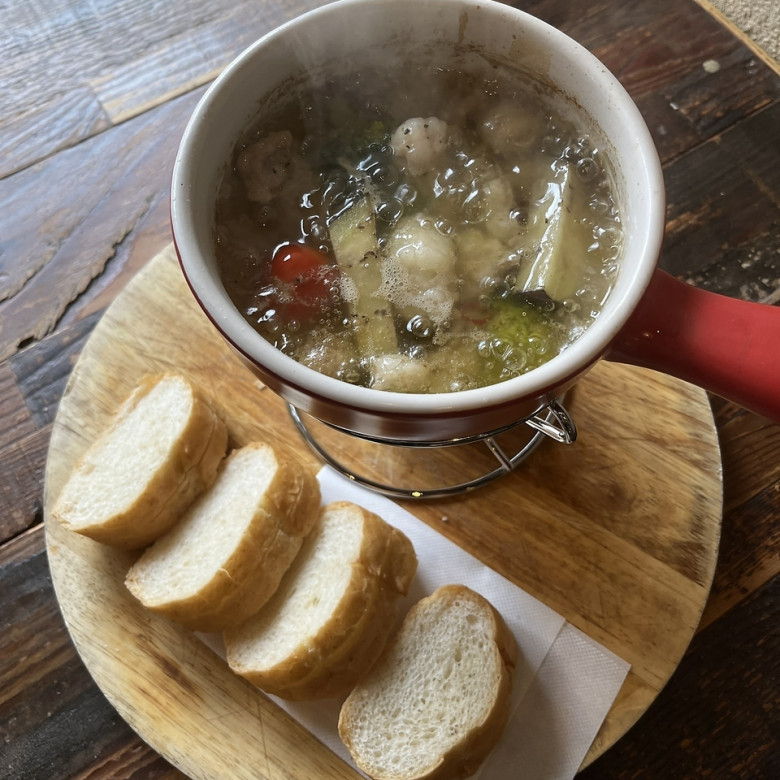 ぐつぐつ生ホルモンと季節野菜のアヒージョ