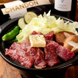 用陶瓷盘烤制的日本牛臀肉 - 搭配烤蔬菜 -