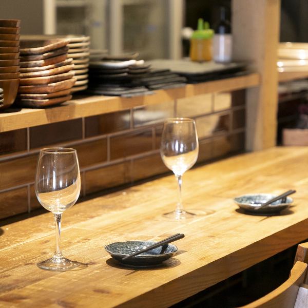 The interior of the store, supervised by a designer, is a renovated tenement house.A calm, grown-up space that matches the city of Kyoto. The counter seats come with high chairs, making it perfect for dates and anniversaries. The L-shaped counter is perfect for a quick drink after work with 3-4 people!
