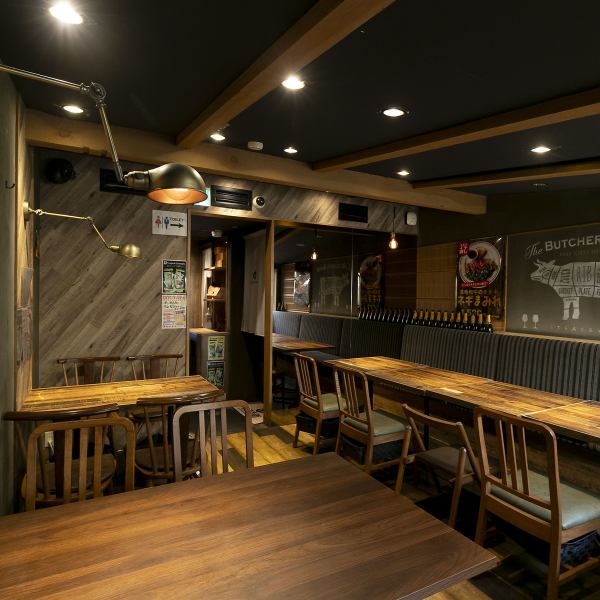 The tables can be connected, so we are happy to accommodate parties of around 40 people. We can also be rented out for private parties of up to 50 people, so we are also very welcome for wedding parties, after-parties, etc.!