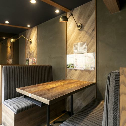 在沙發式包廂裡放鬆身心