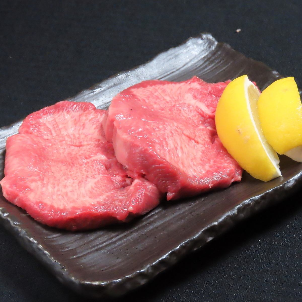 分厚くカットされたタンは食べ応え抜群で満足感◎