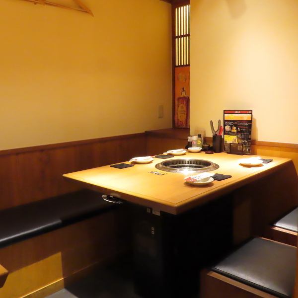 しっとりとした雰囲気が落ち着いた印象の店内。周りを気にせずゆっくり寛いでご利用いただける半個室のお席をご用意しております。他のグループのお客様との接触を極力避けれるお席になっておりますので、安心してご利用下さい。各種サークルなどのお集りの席や、会社のご宴会、焼肉女子会など様々なシーンでご利用頂けます