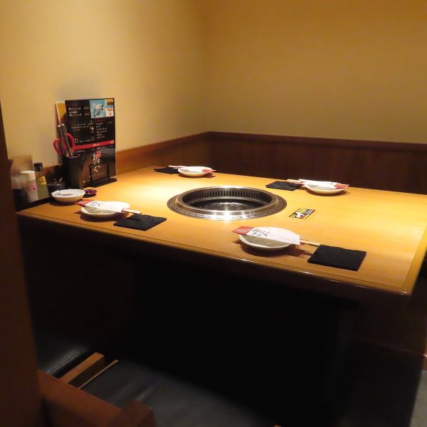 感染症対策が万全な店内では安心な半個室をご用意してます。ご家族同士でのお食事や気の合うお仲間との少人数でのお食事に。または接待などのお席にも、どうぞゆっくりご利用下さい。周りの音なども気になりにくく、プライベートな空間でお過ごしいただけます。寛ぎの空間で美味しい幸せなお肉を心ゆくまでお楽しみ下さい！