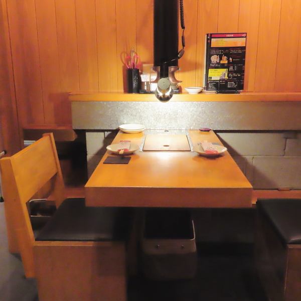 強力なダクトで換気や煙の匂いも安心の店内。お1人様のご利用やお連れ様との横並びのお席をお楽しみ頂けるお席もご用意してます。誰にも気兼ねなく、食べたいお肉を好きなだけ味わう、お1人での焼肉も格別な味！時にはデートで美味しいお肉を共感するのも楽しい時間！「幸せ」な美味しい時間をゆっくりお過ごし下さい