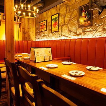 お席はテーブル席、ソファー席、テラス席をご用意しております。安心してお食事やお酒をお楽しみ頂ける様お席は密集を回避するため、2人かけテーブルを4人かけテーブルにし、お席の間隔を確保するよう心掛けております。