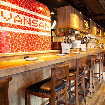 VANSAN稲毛店はJR稲毛駅から3分圏内の路面店♪オーダーいただいてから石窯で焼き上げるもっちり生地のピッツァやパスタにはモチモチとした食感が魅力の『熟成生麺』を使用♪スタッフ一同心よりご来店おまちしております。