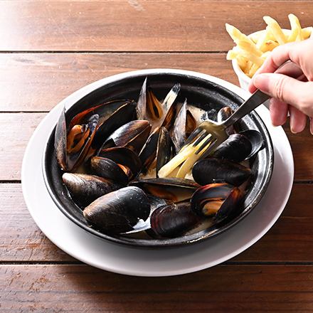 利古里亞風味奶油葡萄酒蒸貽貝