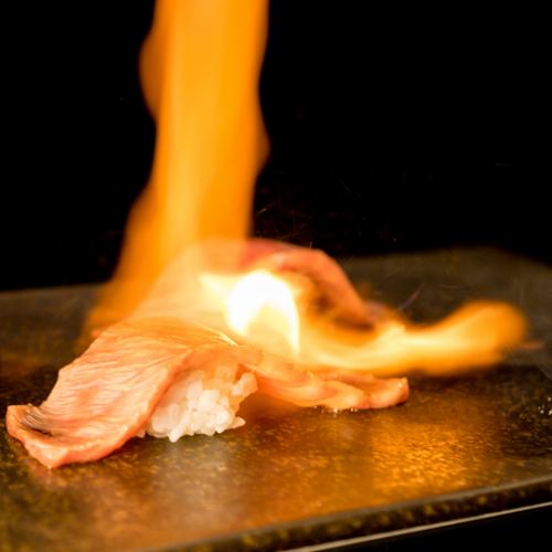 使用最上等的大理石日本牛肉製成的“精美的烤肉壽司2件”