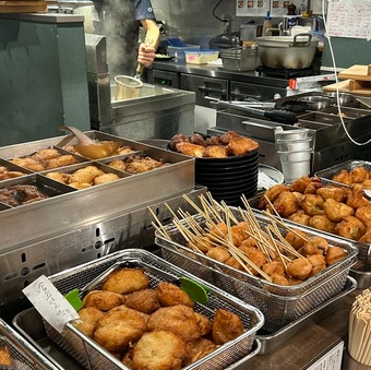 カウンターにはぐつぐつしたおでんの具材たちがびっしりと並んでおり、食欲がわいてきます。ついあれもこれも食べたくなります。調理風景のライブ感を感じながら楽しくお食事◎