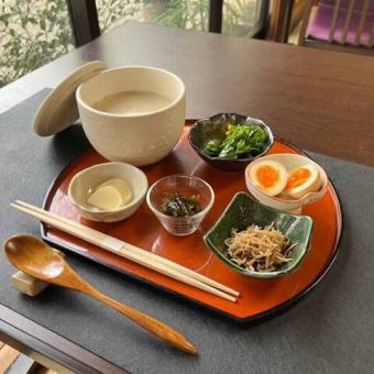 【早起きした朝は神社で朝がゆ♪】　発芽玄米のお粥＆小鉢と香の物