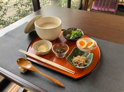 【早起きした朝は神社で朝がゆ♪】　発芽玄米のお粥＆小鉢と香の物