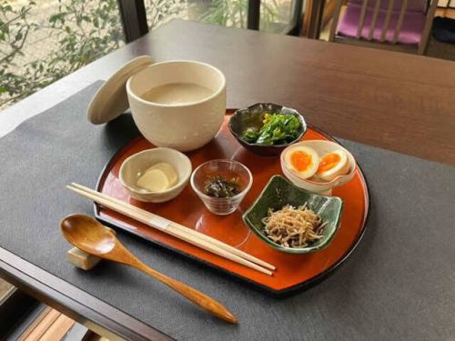[Morning porridge] Sprouted brown rice porridge, small side dishes and pickles