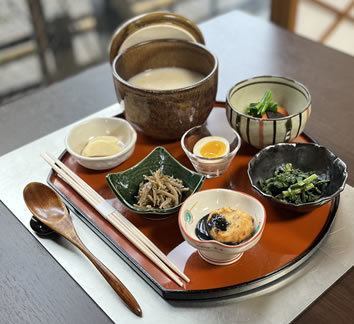 [Lunch] Germinated brown rice porridge lunch (6 small dishes & 1 aromatic dish)