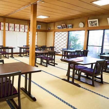 [Tatami mats with a Japanese feel] Located in Togoshi Ginza Hachimangu Shrine, which is surrounded by lush greenery, you can feel the clear air from the moment you step inside.The entire interior of the store is covered with tatami mats, so you can relax to your heart's content.