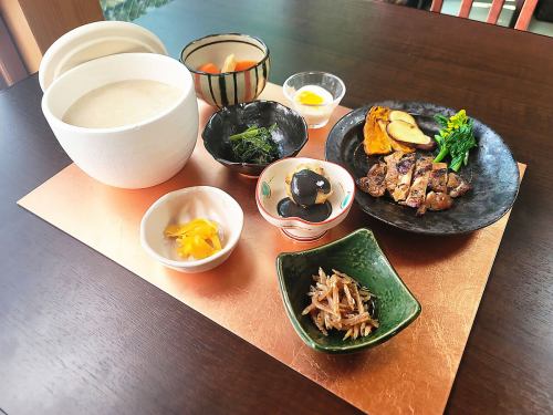 発芽玄米のお粥＆小鉢と鶏モモ肉の煎茶コンフィ(味噌)