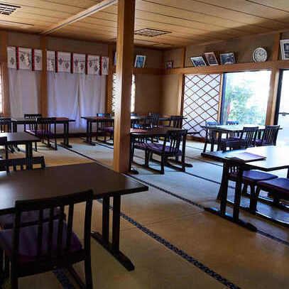 [Full tatami mats give a Japanese feel] Shikizen is located within the grounds of a shrine with a solemn atmosphere.You can enjoy your meals in a large, tasteful tatami-floored hall.We have produced a total space with attention to detail, from the tableware and furniture that complement the food to the harmony of colors.Please come alone or with a loved one.