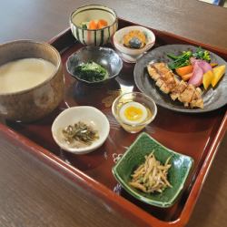 [Lunch] Germinated brown rice porridge lunch and free-range chicken yuzuan-yaki