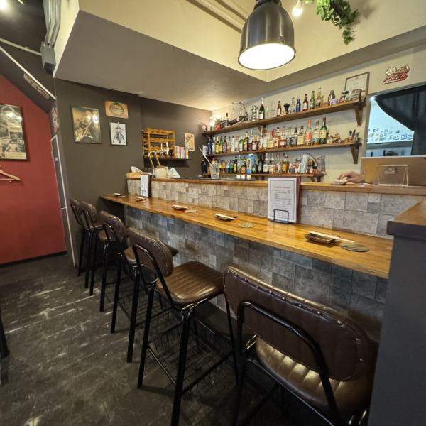 おひとり様にもご利用しやすいカウンター席★ガラス張りの明るく開放的な雰囲気の中ゆったりとお料理が楽しめます♪エキゾチックでおしゃれなイスはゆったり女子会にも最適です♪インテリアにもこだわり、雰囲気もお料理もきっと満足して頂ける事間違いなし！