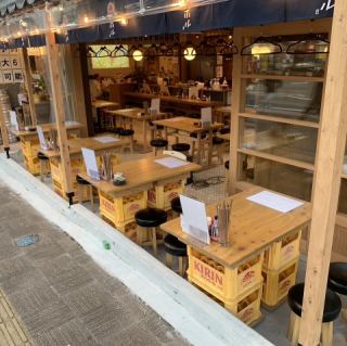 具有自由感的餐桌座位，可根据季节和天气用作露台座位。