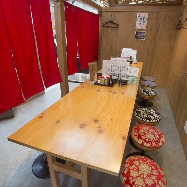 【半個室でのご宴会に◎】大きな暖簾で囲われた半個室の空間で、いつものお仲間や、食事会などのご利用にもピッタリです！また、最大60名様までご利用頂ける広々とした空間なので、会社の大型宴会や歓送迎会などにも最適です。昭和の香りが漂う王道大衆酒場です♪