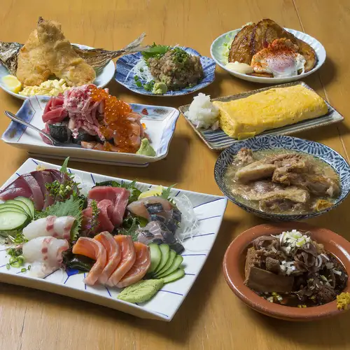 トン焼き、ホルモン肉刺しなどリーズナブルでお酒がついつい進むアテメニューも豊富にございます！