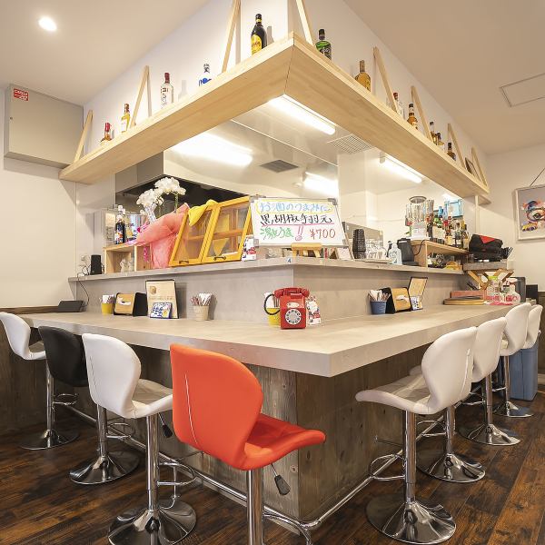 店内には、お一人様でもゆったりと過ごせるカウンター席を7席ご用意しています。ガラス張りの窓から光が差し込む、居心地の良い空間です◎お仕事帰りのサク飲みや、じっくりお料理を楽しみたいデートなどにもぴったり。スタッフとの会話を楽しむのも◎お気軽にお立ち寄りください♪