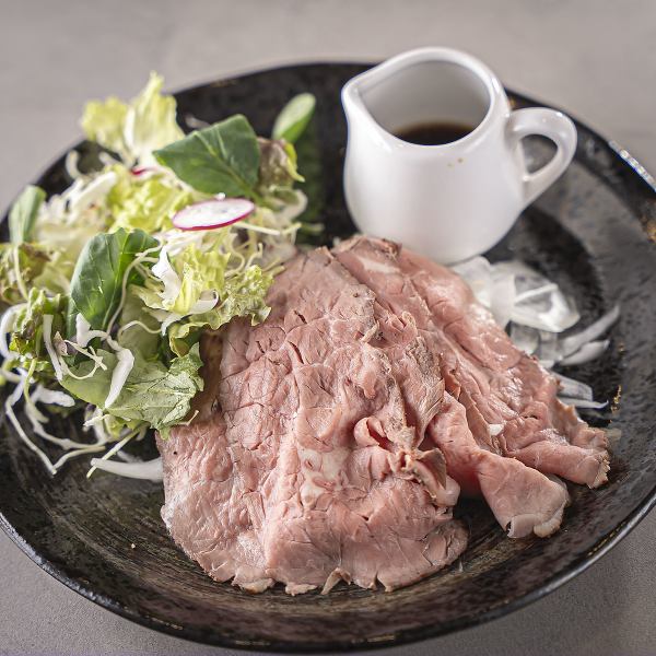 【見た目も華やか♪】ローストビーフやチキンカツも！大満足のランチプレート