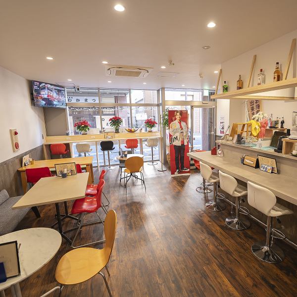 ご友人同士でのお食事やカフェタイムにはこちらのテーブル席がおすすめ♪4名様まで座れるテーブル席を2卓ご用意しています。カラフルでおしゃれな店内で、美味しいお料理やスイーツを囲んで、おしゃべりに花を咲かせませんか?ランチやディナーはもちろん、ママ会や女子会などにもぴったりです◎