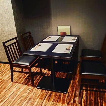 店内奥にご用意しております。お客様だけの時間をお過ごしいただけます。ご利用いただいた幹事様の満足度も高く、事前の打ち合わせをはじめ、料理内容やタクシー手配、アレルギーや苦手な食材のご相談など、幅広いニーズに対応しております。「失敗しない接待のお店」として、重宝していただいております