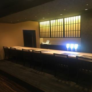 和の情緒空間がお楽しみいただける、杉の木カウンター席では、カウンターならではの職人の会話との花が咲く特等席。観光客のもちろん、地元の方も非日常を味わえるこちらのお席は毎日多くのお客様で賑わう。