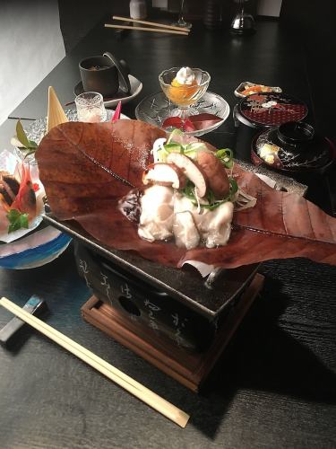お昼のミニ懐石は2700円よりご案内。カジュアル和食