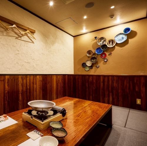 <p>お座敷で広々とくつろげる個室空間をご用意いたしました。お座敷なので小さなお子様も安心してお食事をお楽しみいただけます。また、2名様からご利用頂ける完全個室のカップルシート個室席もご用意しております。</p>