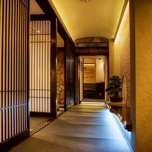 <p>店内に一歩踏み入れると和を基調としたモダンな空間が広がります。琉装を身にまとったスタッフがお部屋までご案内いたします。こだわりの空間で沖縄でのひと時をお過ごしください。</p>