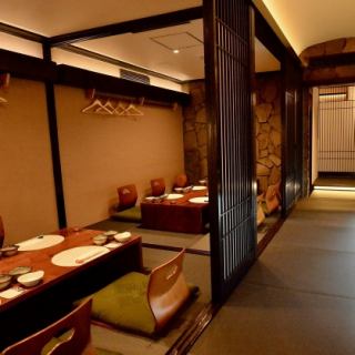 【最大16名様まで◎掘りごたつ席】個室はゆっくりおくつろぎ頂ける広々とした空間です！落ち着いた雰囲気も◎会社仲間やご友人、ご家族とさまざまなシーンでご利用いただけます！少人数～団体様まで個室でご案内可能です！2部屋つなげて最大16名までご利用可能です。